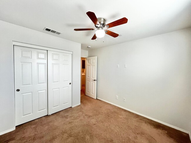 Building Photo - Gorgeous 4B/2BA Condo w/ A/C, W/D & Pool!