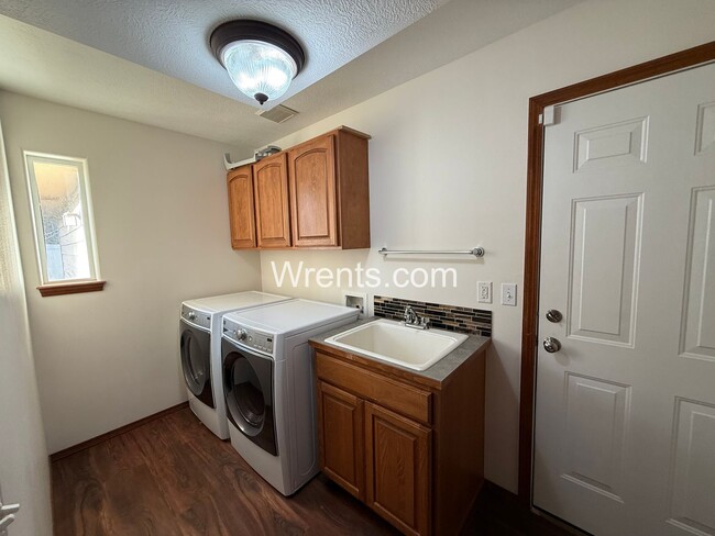 Building Photo - Beautiful 5-mile prairie home! Available now!