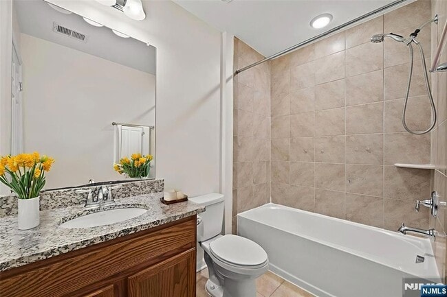 Building Photo - 9 Landmark Ln