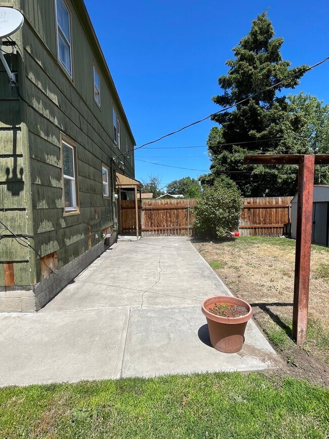 Building Photo - Completely Remodeled Three Bedroom One Bat...