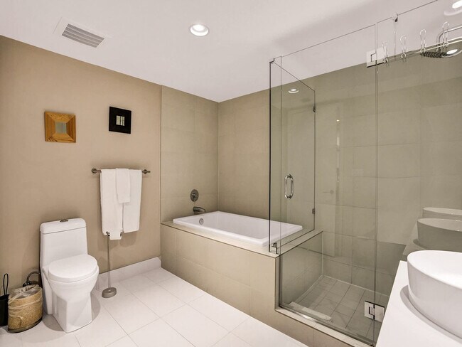 Building Photo - 2602 E Hallandale Beach Blvd