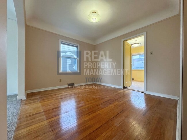 Building Photo - 910 N Union Ave