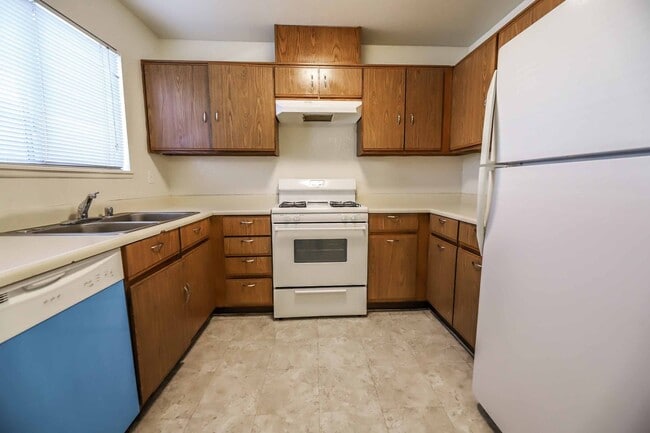 Building Photo - CUTE 2 BEDROOM CONDO!