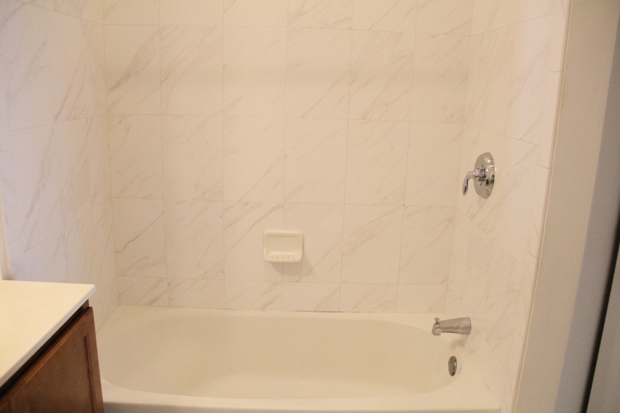 Common bathroom bathtub - 115 Deacon Shattuck Way