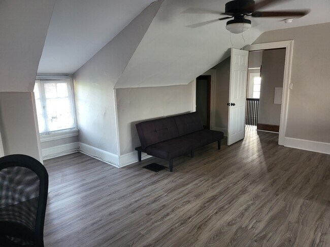 Building Photo - 226 E 16th Ave