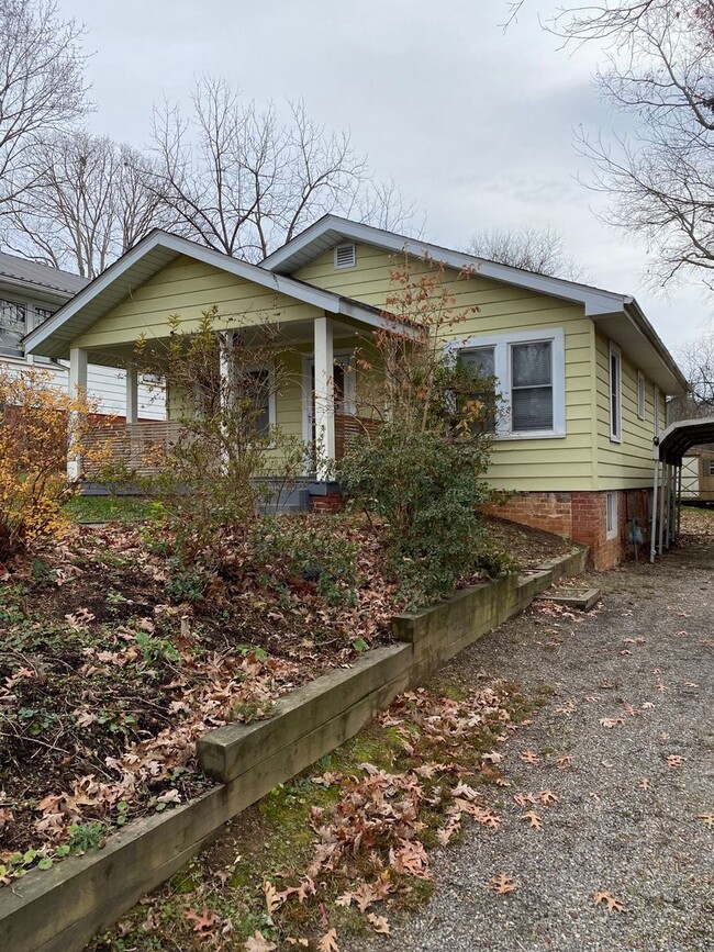 Building Photo - Woodfin - Traditional Bungalow with lot's ...