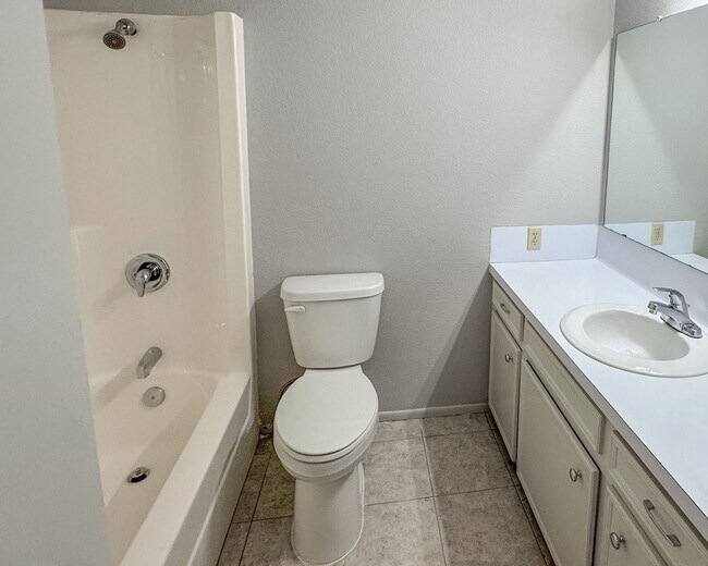 Building Photo - Comfortable 3BR/2BA Home in a Prime Location Near Forest Hills
