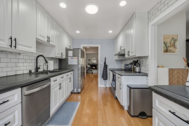 Building Photo - Large, Remodeled 3Bed/2.5Ba Townhome in Ha...
