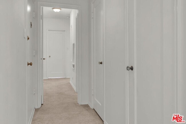 Building Photo - 154 N Sycamore Ave