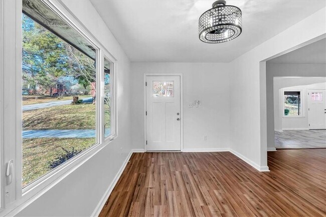 Building Photo - 2142 Cloverdale Dr SE