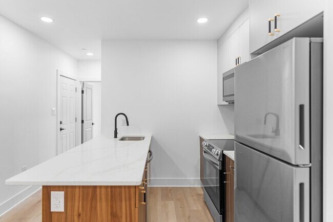 Building Photo - 6049 Elmwood Ave