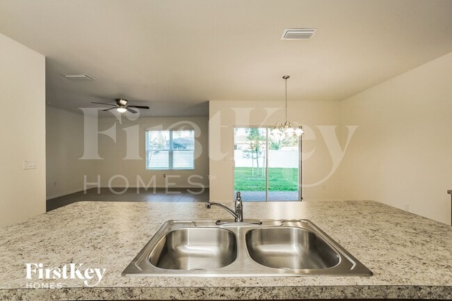 Building Photo - 237 SE 3rd St