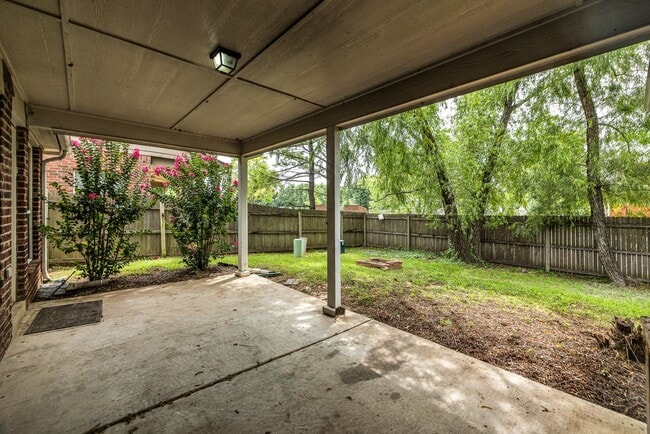 Building Photo - Welcome to this gorgeous home in the highly desirable Eddington Place neighborhood!