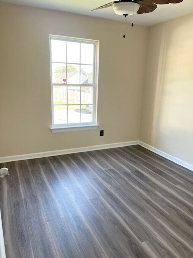 Building Photo - 3 Bed w/Bonus, Large Yard in Sought After ...