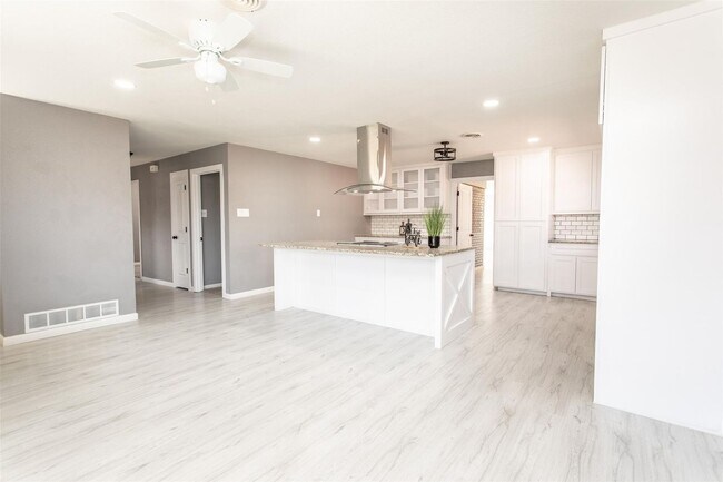 Building Photo - 1309 Magnolia-