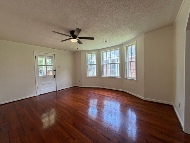 Building Photo - Charming 2/1 House in Celanese- $1,595