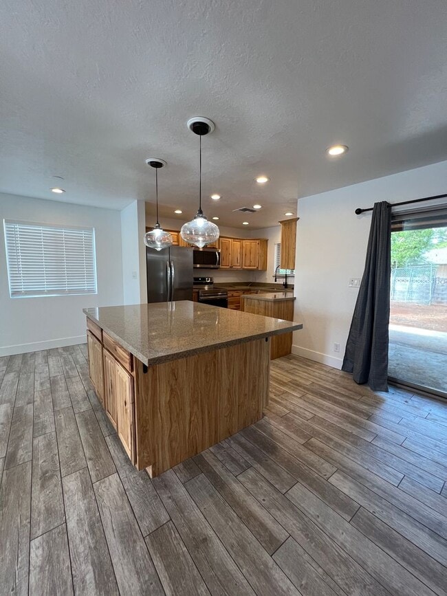 Building Photo - Great 3 bedroom 2 bathroom,  home with a h...