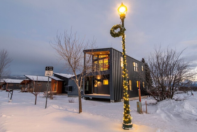 Building Photo - 27 4th St E