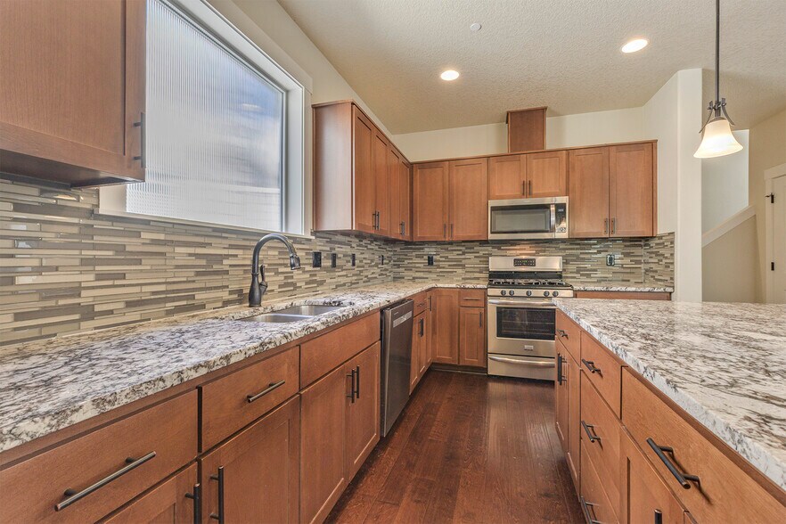 Building Photo - 476 NE 76th Ave