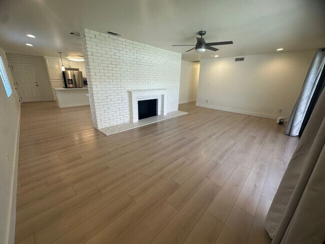 Building Photo - 9101 Rosewood Dr