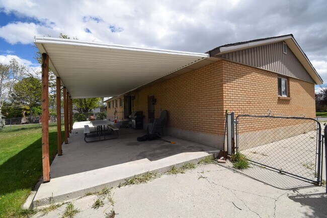 Building Photo - Updated 5 Bed West Valley Gem with Great Layout & Outdoor Living Space!!