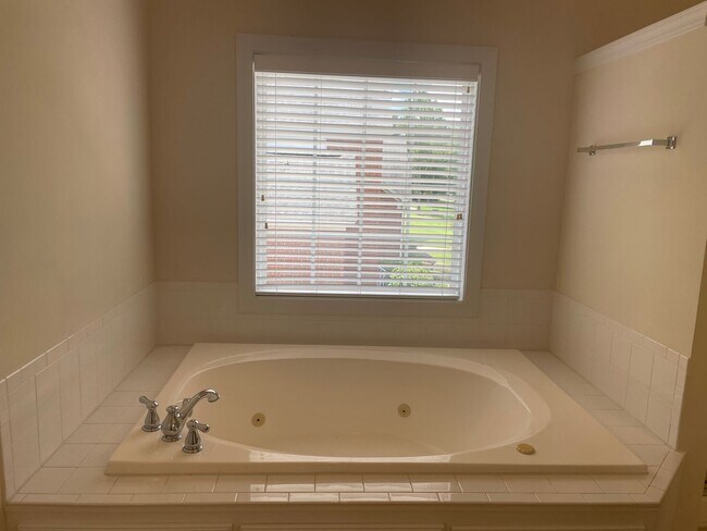 Building Photo - Outstanding Five Bedroom Three Full Bathro...