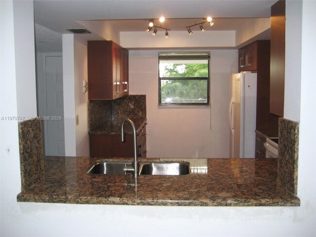 Building Photo - 16051 Blatt Blvd