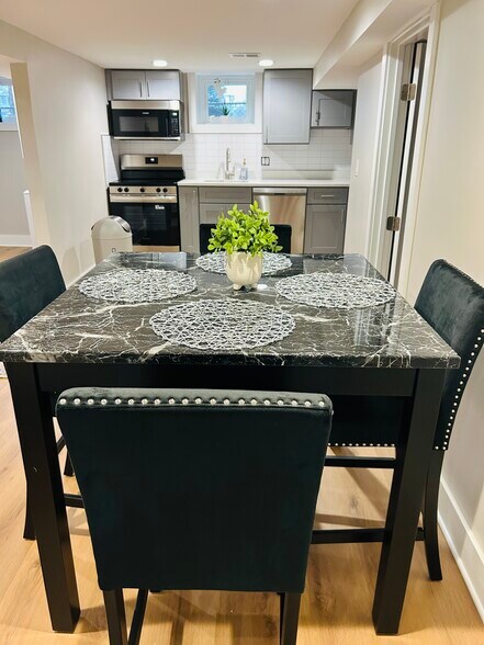 Dining - 1516 Hamilton St NW