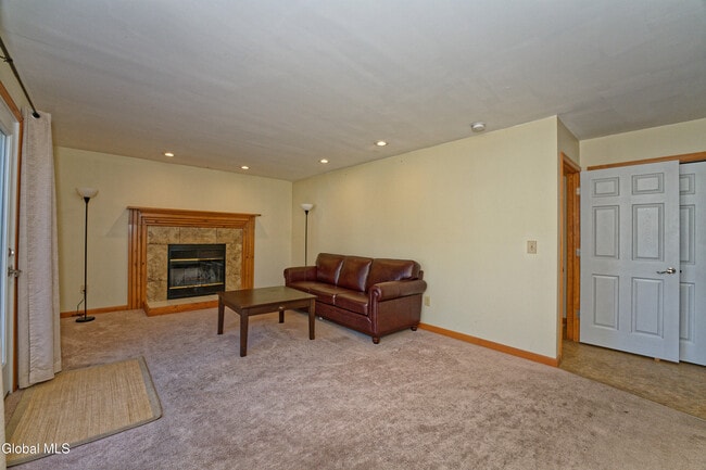 Building Photo - 5 Shamrock Cir