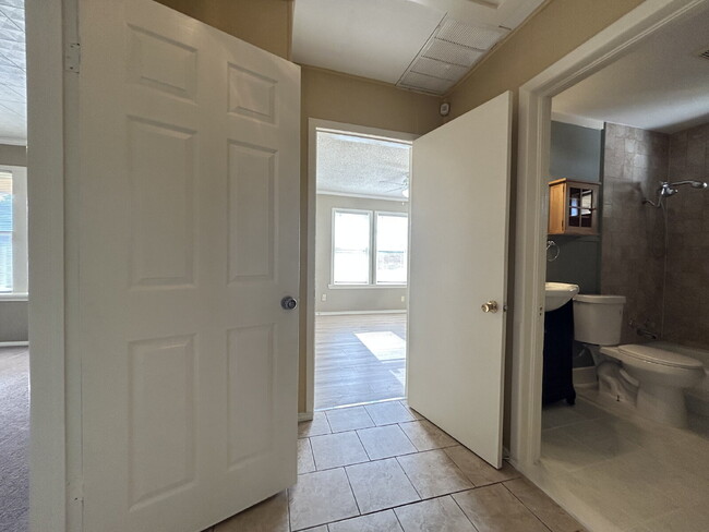 Building Photo - Cozy 2-Bedroom Home Available for Winter 2025 Move-In