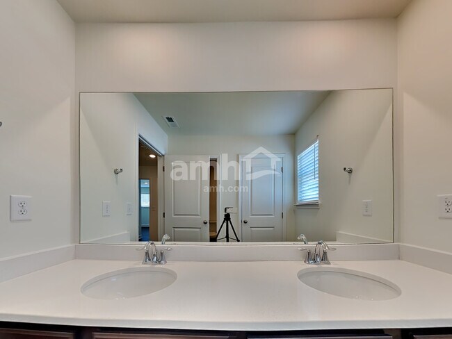 Building Photo - 738 Carnaby Ln