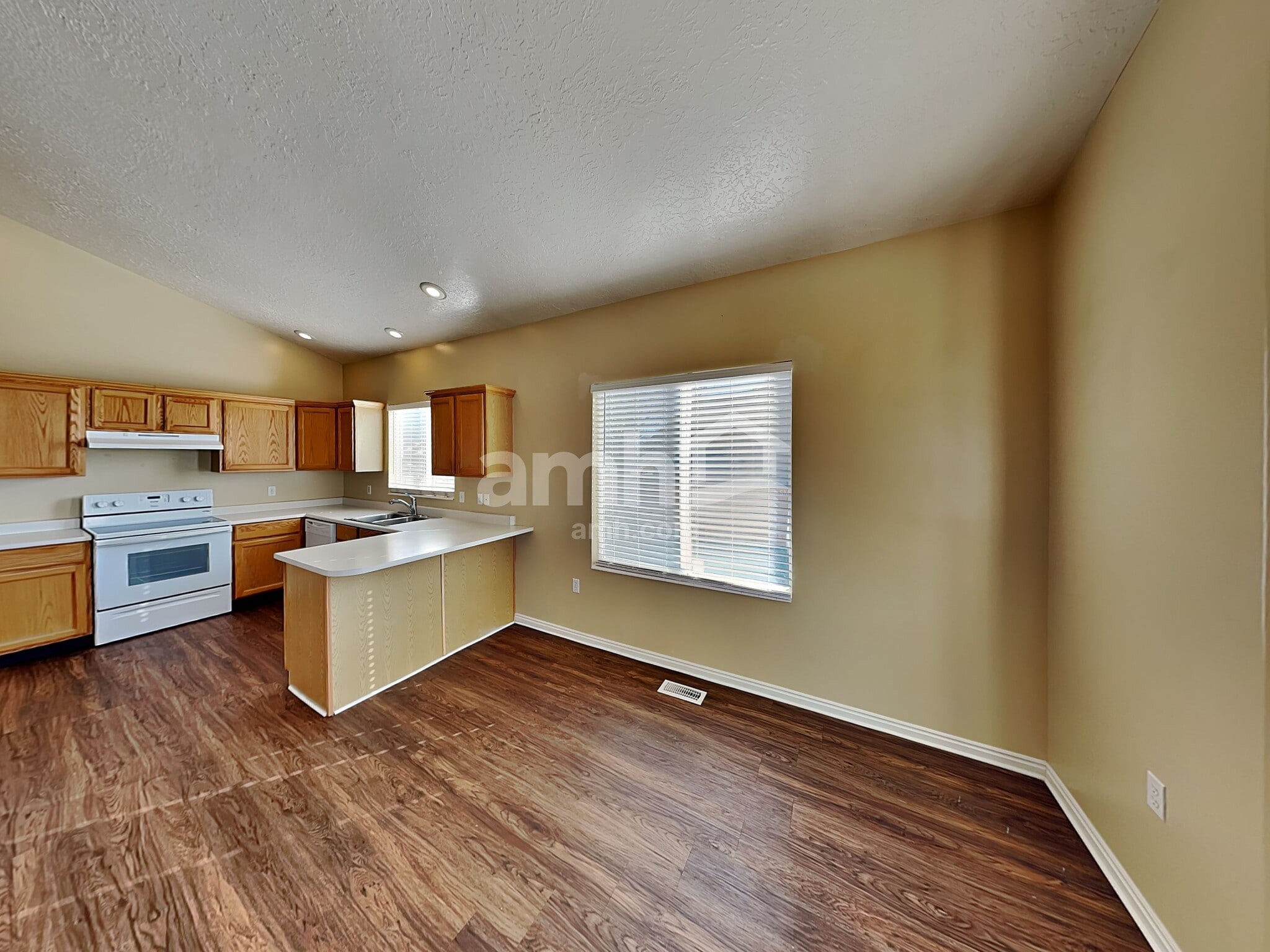 Building Photo - 5466 Midland Dr