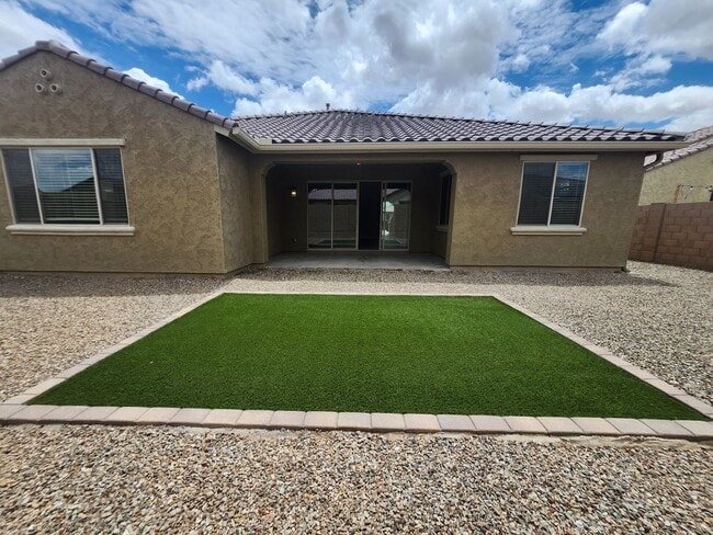 Building Photo - Single Family Home-  5 bedrooms 3 Baths