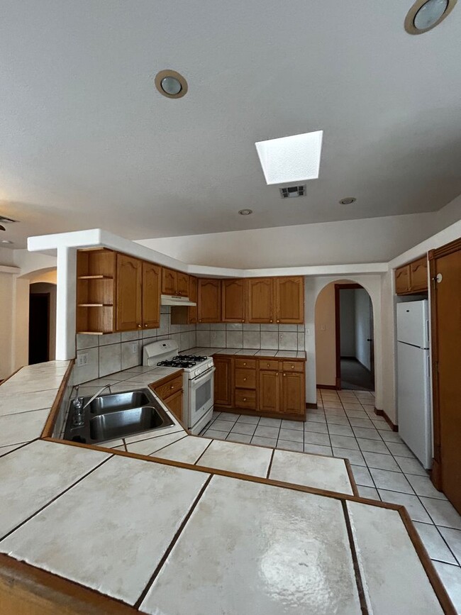 Building Photo - ** Move in Special $400.00 off First Month...