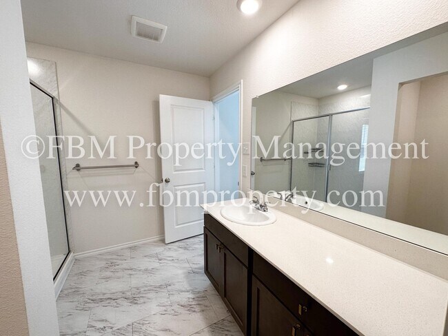 Building Photo - 264 Thoroughbred St