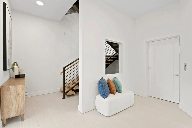 Building Photo - 866 N Osceola Ave