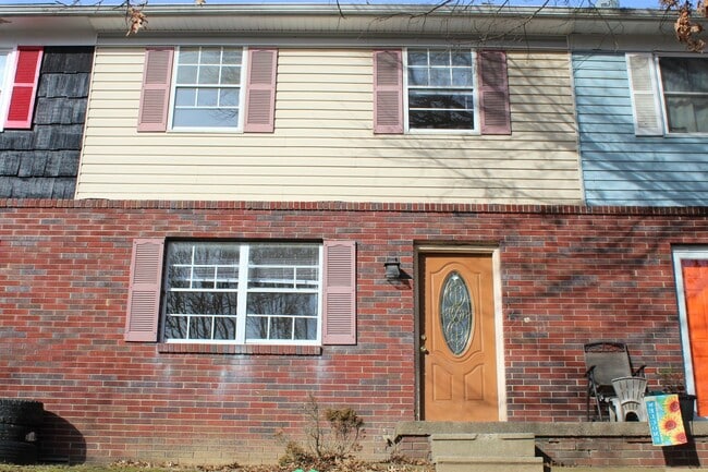 Building Photo - 3 Bedroom Townhouse - Near While Park - 06...