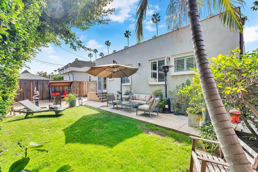 Building Photo - 326 N Doheny Dr