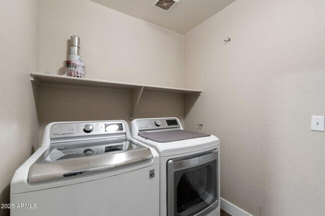 Building Photo - INCREDIBLE UPDATED 3 BEDROOM 2 BATH HOUSE ...