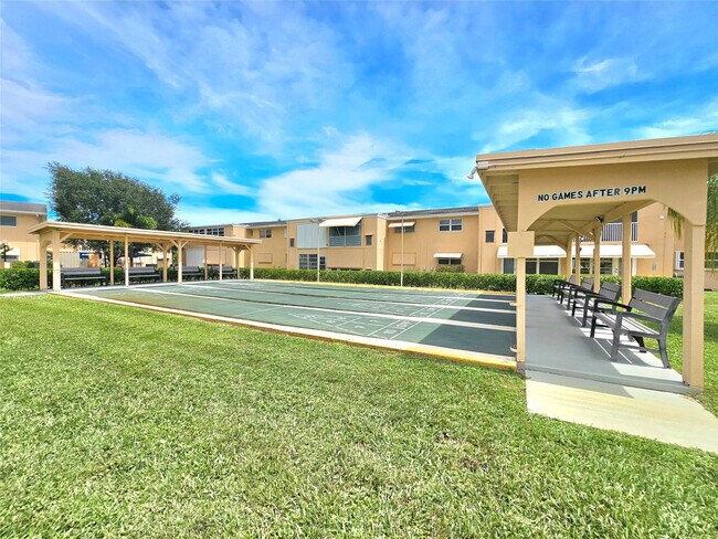 Building Photo - 2141 NE 1st Ct