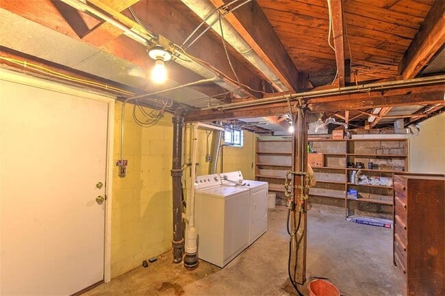 Building Photo - 1567 W Riverview Ave
