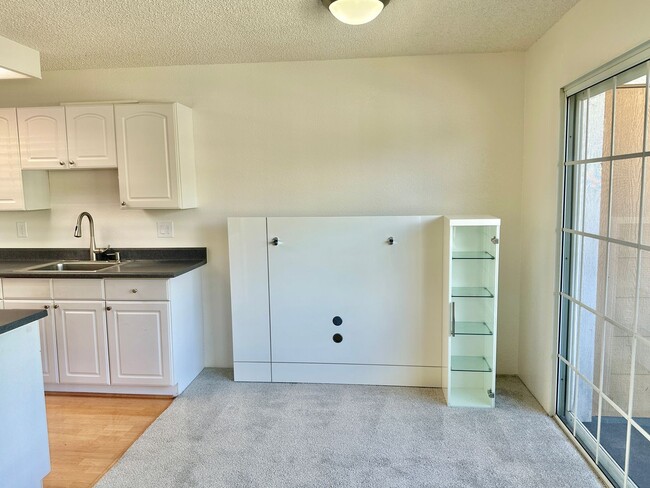 Building Photo - Renovated 2 bedroom Townhome in Highly Des...