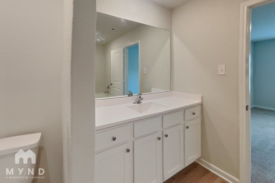 Building Photo - 10397 Sweetwater Creek Dr