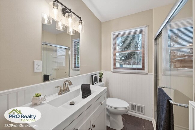 Building Photo - Recently Remodeled 3 Bedroom Home