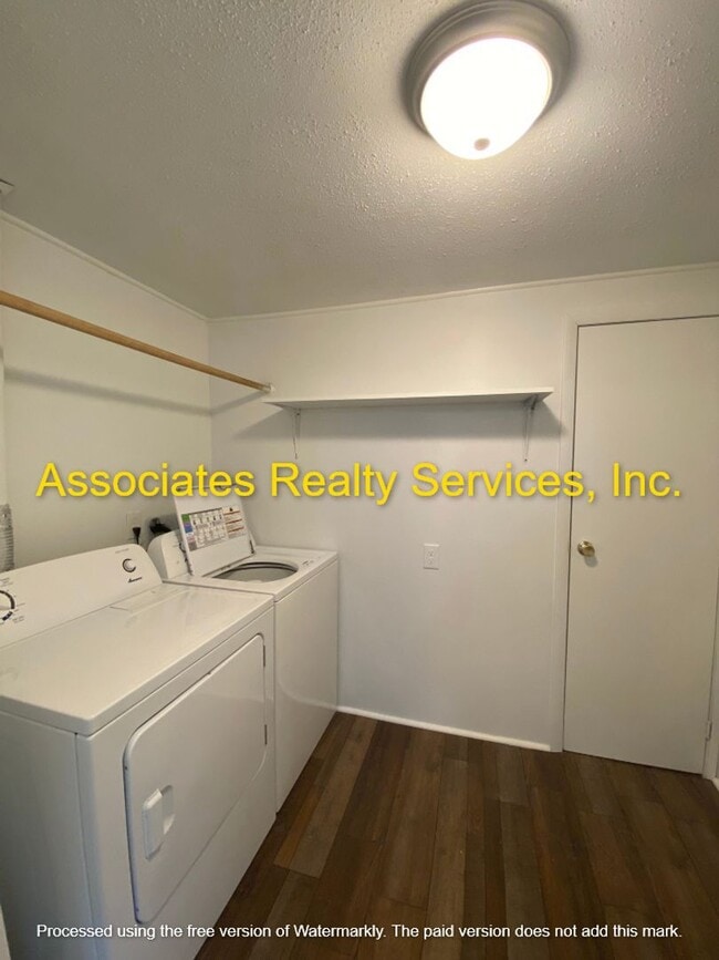 Building Photo - Rare find! 4 bed/3 bath House in Newberry, FL on one acre