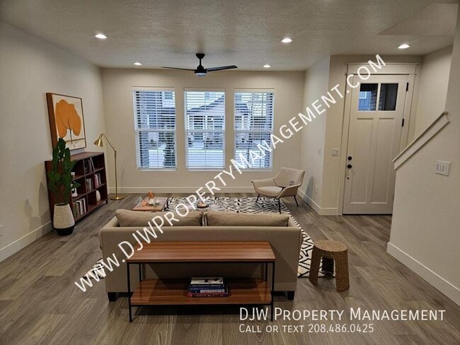 Building Photo - 1334 N Meadowglen Ave