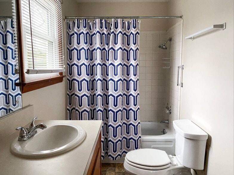 Full bathroom - 520 Timberlake Dr