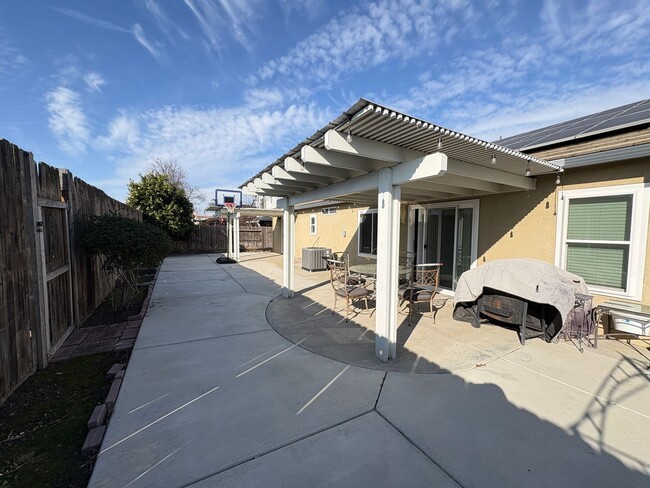 Building Photo - Gorgeous 4 Bedroom Home in Spanos Park