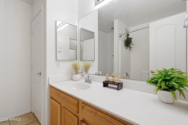 Building Photo - 4441 E Cottonwood Ln