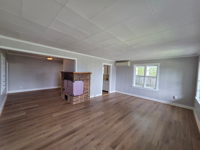 Building Photo - Sweet Home on Spring Street! 2 Bed, 1 Bath w/ Fenced Yard & Carport!